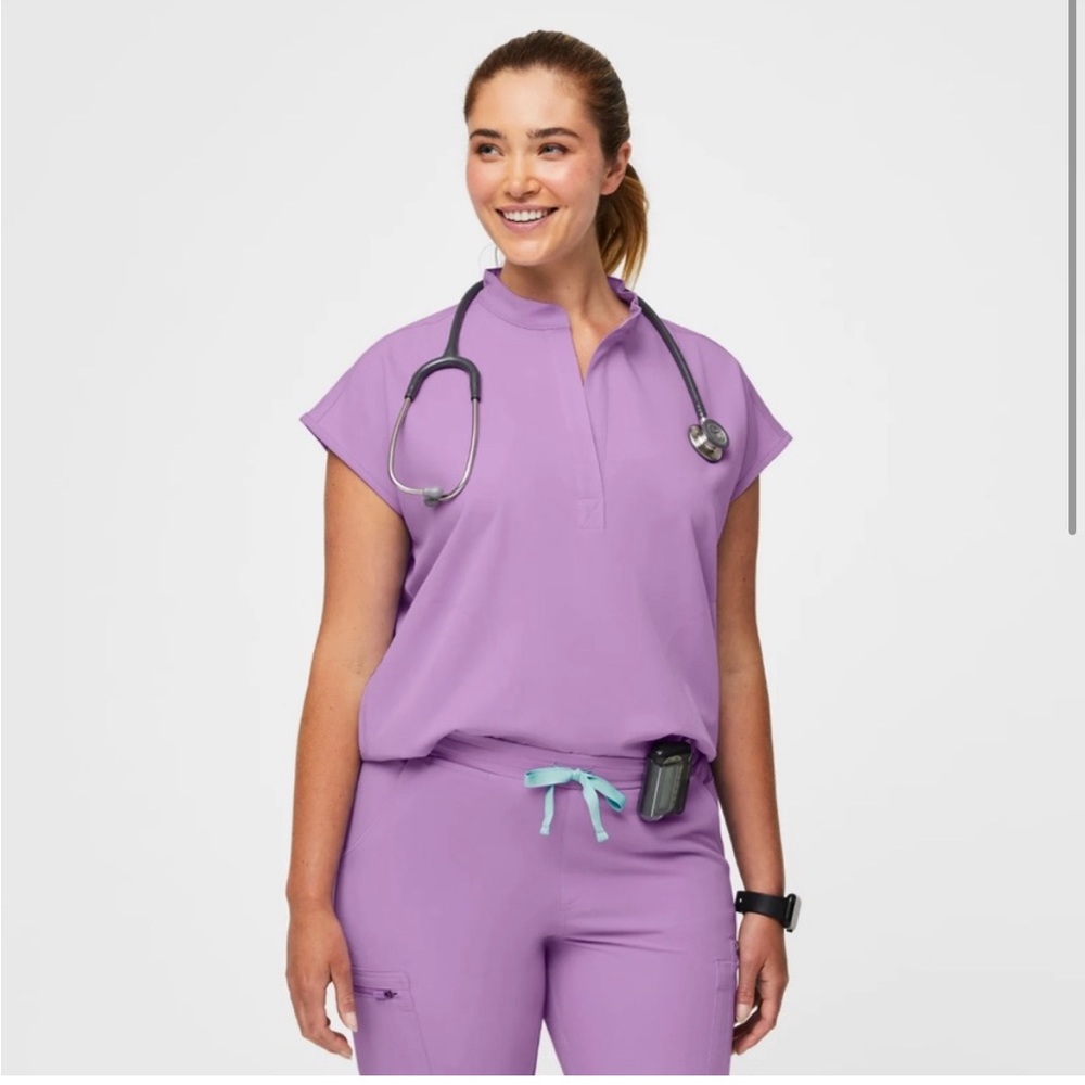 FIGS Lilac Dawn Rafaela Top - Barely Worn